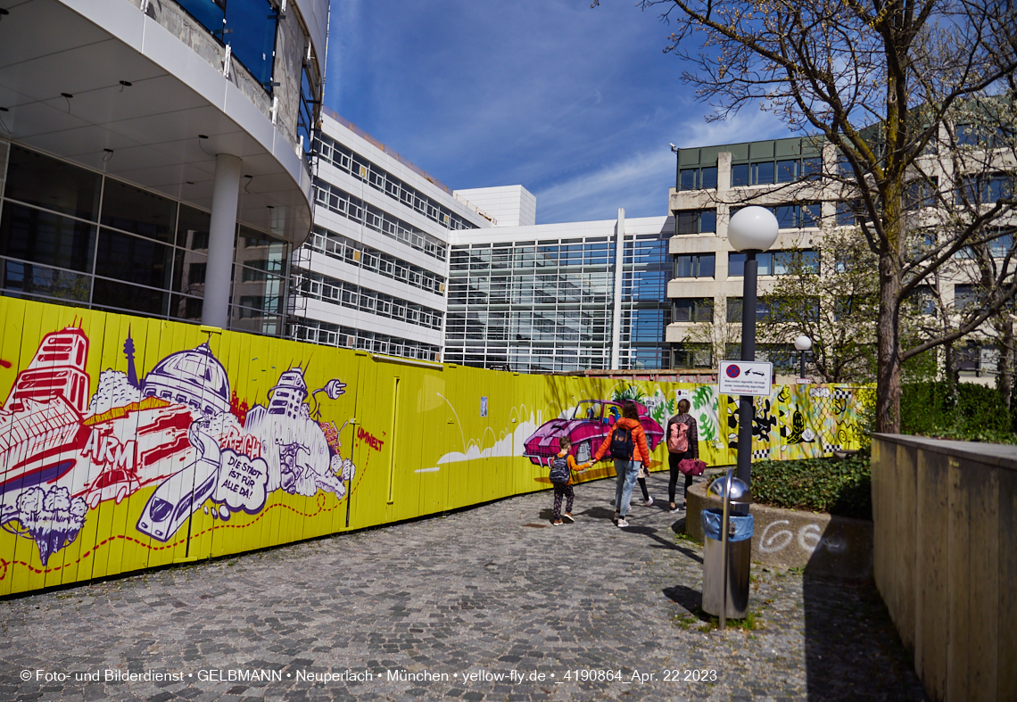 22.04.2023 - Baustelle auf der ehemaligen Allianz-Versicherung in Neuperlach